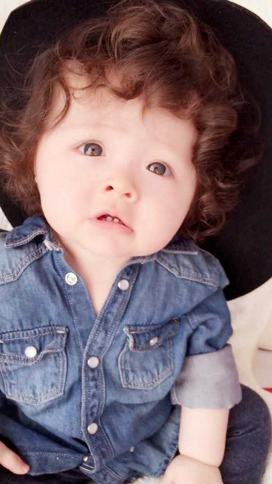 Elly Trần góp một phần không nhỏ vào sự nổi tiếng sớm của con. Bằng chứng là người đẹp luôn biết cách biến hóa giúp cô công chúa nhỏ của mình trở thành tâm điểm chú ý mỗi khi xuất hiện trên mạng <a href='https://vtcnews.vn/xa-hoi.2.0.html' >xã hội</a> từ trang phục, cách xuất hiện đến việc công phu quay dựng các clip về Mộc Trà.