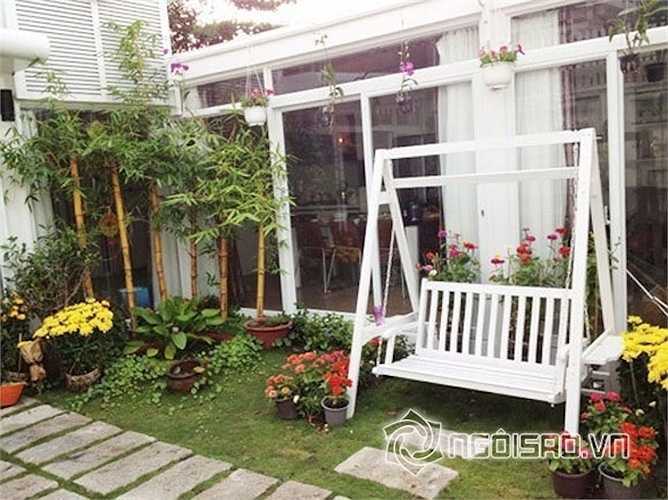 Cô đang sống hạnh phúc cùng chồng trong một ngôi biệt thự xinh xắn có không gian thoáng đãng, gần gũi với thiên nhiên. 