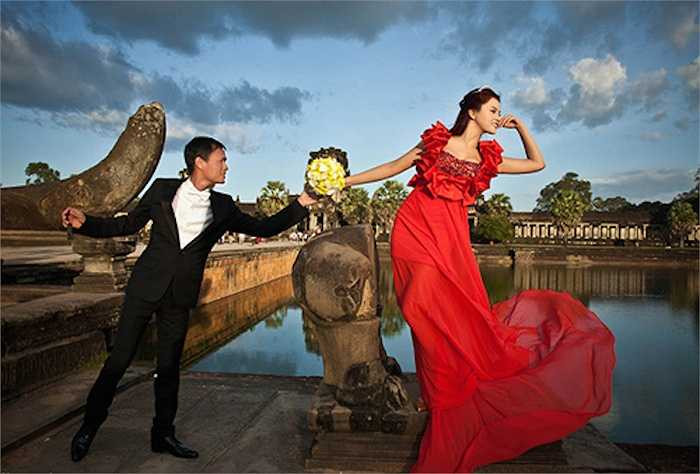 Cặp uyên ương thực hiện 5 bộ ảnh cưới theo 5 phong cách khác nhau, từ bộ áo dài, khăn xếp đến váy cưới trắng hiện đại, váy cưới đỏ rực và hai trang phục truyền thống của người Khmer. 