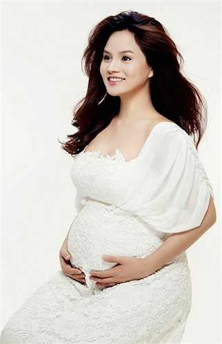 Vũ Thu Phương khi mang bầu con gái.