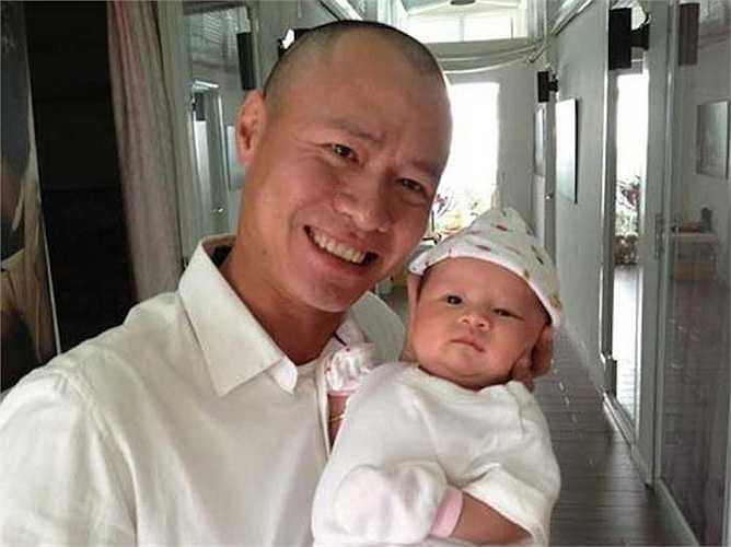 Gương mặt đầy hạnh phúc của chồng người đẹp khi đón đứa con chung đầu lòng.