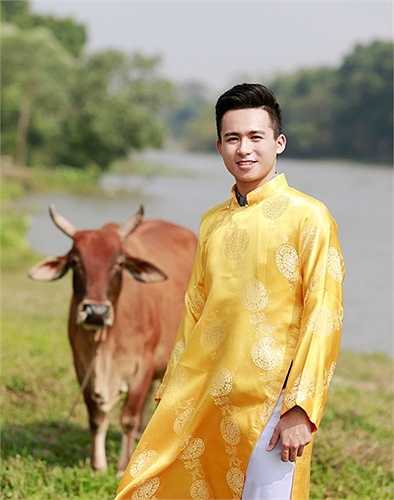 Có vẻ ngoài điển trai cộng với sự năng nổ, nhiệt tình, Trần Trung Hiếu được gọi là hot boy trường cảnh sát.