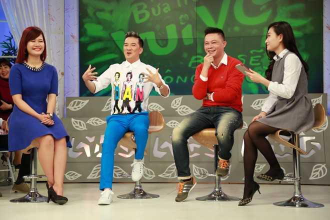 Trò chuyện với bếp phó Quang Minh, Mr Đàm chia sẻ, tật xấu của anh chính là không bao giờ thừa nhận tật xấu. Khi được hỏi về thời điểm kết hôn, giọng ca Bình minh sẽ mang em đi tặng khán giả truyền hình lời hát "Bông hoa này là của chung" thay cho câu trả lời. 