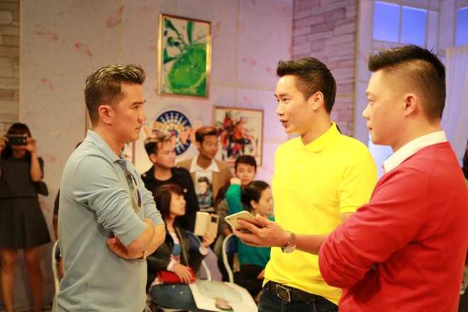 Trước đó, Mr. Đàm tới trường quay khá sớm để trao đổi với bếp trưởng và bếp phó về nội dung chương trình. 