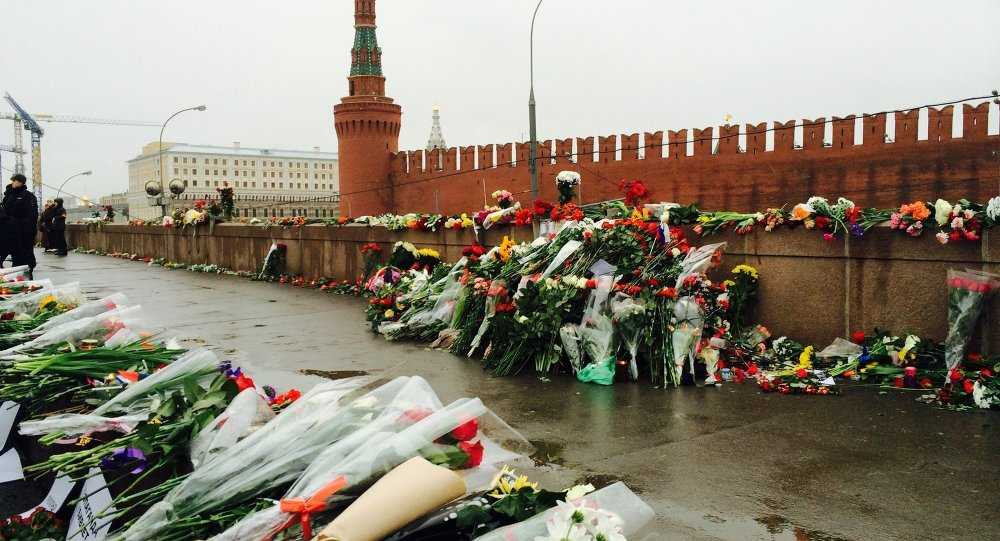 Hoa tưởng niệm cựu Phó Thủ tướng Nemtsov được đặt nơi ông bị bắn