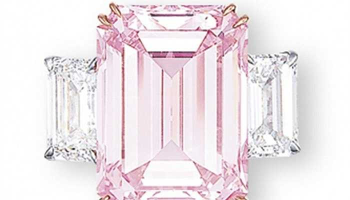 Kim cương hồng - 23,2 triệu USD. Viên kim cương 14,23 carat này được nhà đấu giá Christie rao bán với giá trị khủng khiếp. Tuy nhiên, xét về độ hiếm và độ tinh khiết của viên kim cương này, mức giá dành cho nó cũng thực sự xứng đáng