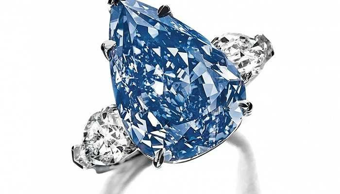Viên kim cương Winston Blue - 23,8 triệu USD. Viên kim cương 13,2 carat này được gắn vào một chiếc nhẫn đính hôn và rao bán với giá 23,8 triệu USD. Trước đó, số lượng kim cương xanh 10-12 carat được bán ra đã cực hiếm, huống hồ là một viên hơn 13 carat