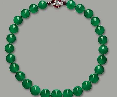 Vòng cổ Hutton-Mdivani Jadeite - 27,4 triệu USD. Chiếc vòng cổ này bao gồm 27 hạt đá cẩm thạch màu xanh ngọc bích đã từng được rất nhiều người nổi tiếng sử dụng. Phần khóa của nó được đính một viên kim cương khá đẹp mắt