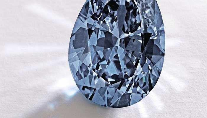 Viên kim cương Zoe - 32,6 triệu USD. Với màu xanh tinh khiết của mình, mặc dù chỉ 9,75 carat nhưng giá trị của nó cũng lên đến hơn 32 triệu USD