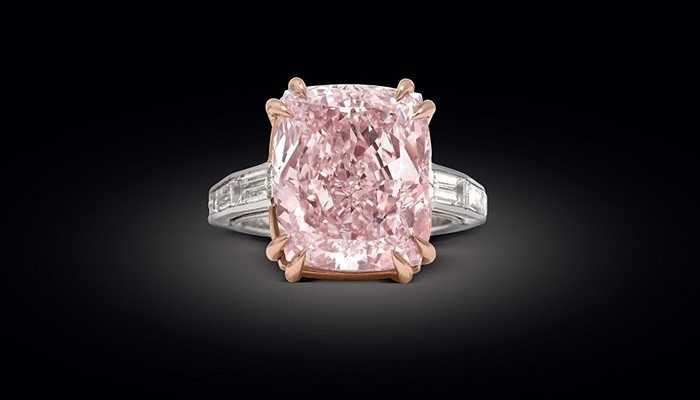 Graff Pink - 46,2 triệu USD. Nhà đấu giá Sotherby từng không nghĩ rằng viên kim cương 24,78 carat của họ lại vượt qua được mức 40 triệu USD. Màu sắc vô cùng hiếm và vẻ ngoài bóng loáng của nó đã chinh phục được rất nhiều khác hàng cá tính