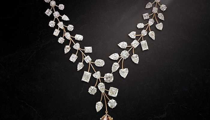 Vòng cổ kim cương L’Incomparable - 55 triệu USD. Được sản xuất bởi hãng Mouawad nổi tiếng, đây là chiếc vòng cổ đắt giá nhất thế giới và viên kim cương đính trên nó cũng thuộc loại lớn nhất với hơn 407 carat