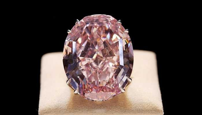 Nhẫn kim cương Ngôi sao hồng - 72 triệu USD. Viên kim cương 132.5 carat này được khai thác từ mỏ ở châu Phi và vẻ bề ngoài của nó được các chuyên gia đánh giá là vượt qua tất cả những chuẩn mực trước đó về trang sức 