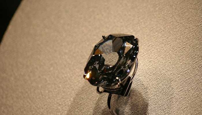 Kim cương Wittelsbach-Graff - 80 triệu USD. Viên kim cương màu xanh đen cực kỳ hiếm trên thế giới đã được một gia đình hoàng gia từ Qatar mua lại với giá trị hơn 80 triệu USD vào năm 2011