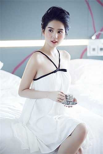 Ngọc Trinh khiêm tốn: 'Tôi thừa hiểu mình không có tài nhưng tôi biết ở mình có những tính cách đặc biệt khiến mọi người nhớ đến. Những dấu ấn như thế về tôi đều được thể hiện trong phim'.