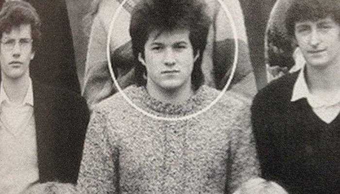 Jonathan Ive sinh ngày 27/2/1967 tại Chingford, ở vùng ngoại ô London, Anh. Cha của ông là một thợ làm bạc và ông đã nuôi dưỡng trí tưởng tượng của mình tại xưởng bạc của cha mình