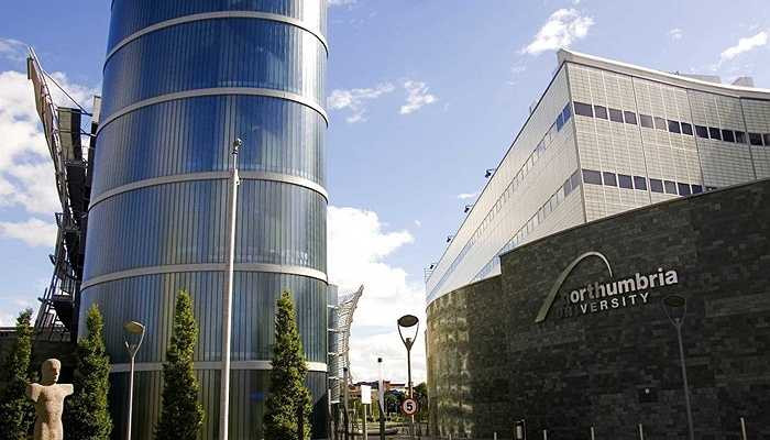 Jonathan Ive học ngành thiết kế công nghiệp tại Đại học Bách khoa Newcastle, nay là Đại học Northumbria