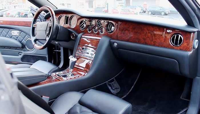 Chiếc xe này được trang bị nội thất bằng gỗ và da sang trọng