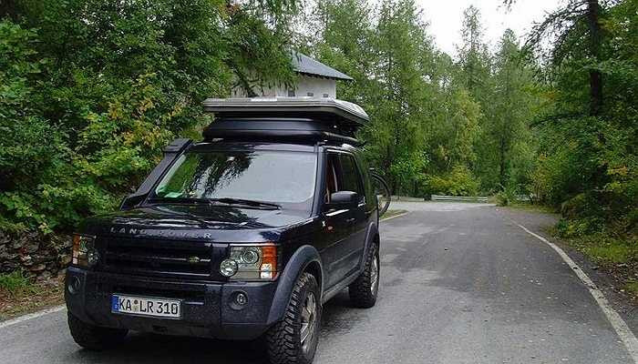 Sau khi một người bạn của ông mua một chiếc Land Rover LR3, Jonathan Ive không thể 'kiềm chế' và cũng sắm cho mình một 'xế hộp' tương tự