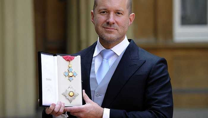 Vào 5/2012, Jonathan Ive được phong tước Hiệp sĩ bởi Công chúa Anne, con gái duy nhất của Nữ hoàng Elizabeth II. 