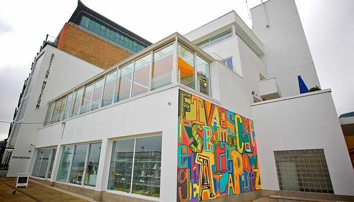 Một số tác phẩm từ thời đại học của ông hiện nay vẫn còn được trưng bày tại Bảo tàng Nghệ thuật London