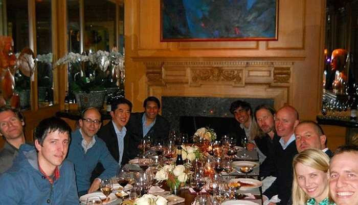 Jonathan Ive cũng thân thiết với CEO Yahoo Marissa Mayer. Trong ảnh là bữa tối thân mật của họ cùng bạn bè vào năm 2013