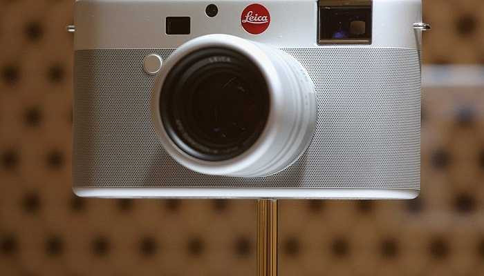 Ive cũng nổi tiếng với việc thiết kế từ thiện. Chiếc máy ảnh Leica này do ông thiết kế và được đấu giá với mức giá kỷ lục. 