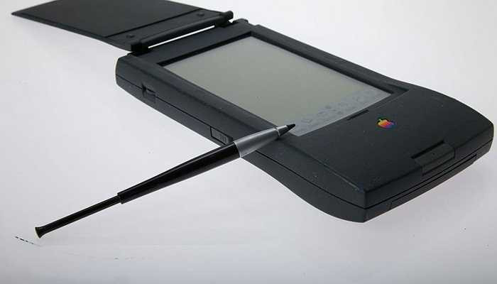 Thiết kế đầu tiên của Jonathan Ive dành cho Apple là chiếc máy nhắn tin Lindy. Phần đặc biệt nhất là phần nắp gập (flipcover), mở đường cho điện thoại nắp gập ra đời