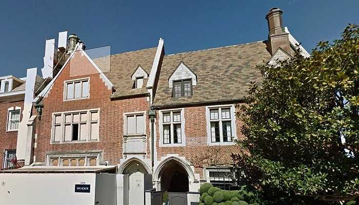 17 triệu USD là cái giá mà Jonathan Ive bỏ ra vào năm 2012 để mua căn nhà này. Hàng xóm nổi tiếng nhất của ông là Larry Ellison - cựu CEO của Oracle