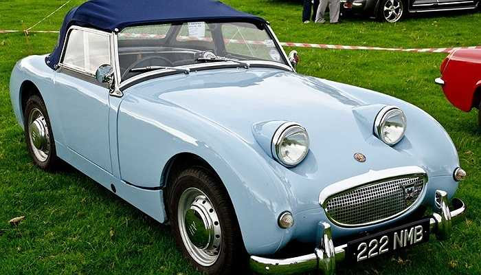 Jonathan Ive là người ham mê các sản phẩm xe hơi, ông từng giúp cha mình phục chế lại chiếc xe cổ Austin-Healey Sprite.