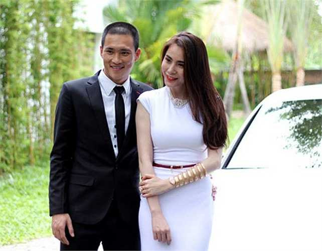 Thủy Tiên là một ca sỹ kiêm diễn viên có tên tuổi. Cô thường xuyên được mời đi hát với cat-xe thuộc hàng top.