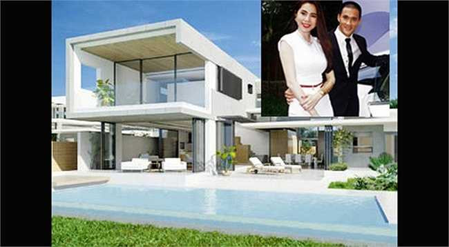 Mới đây, nhiều nguồn tin cho biết Thủy Tiên và Công Vinh đã bỏ ra 4 tỷ đồng để mua biệt thự thô tại quận 7, Tp HCM. Hiện tại, căn nhà đã bắt đầu được sửa sang lại nội thất theo sở thích của cả hai vợ chồng.
