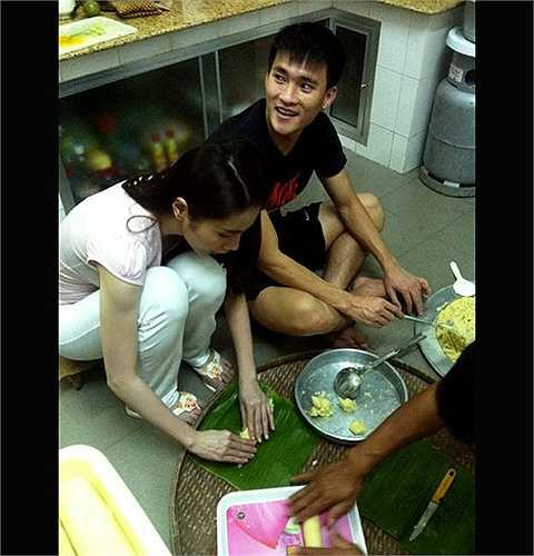 Hình ảnh của Công Vinh trong một lần về nhà Thủy Tiên ăn Tết. Cả hai cùng chung tay gói bánh chưng.