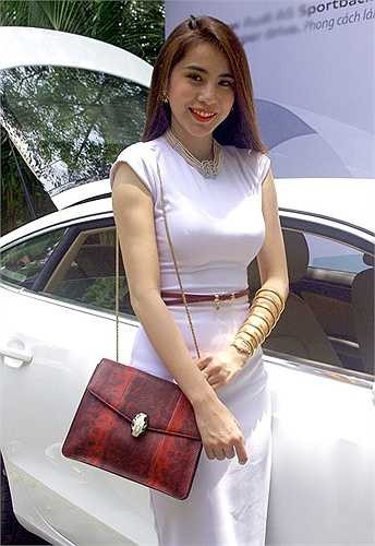 Trong sự kiện ra mắt một thương hiệu xe hơi, Thủy Tiên gây bất ngờ khi diện đồng hồ rắn có giá khoảng 4 tỷ đồng. Vì có quá nhiều thị phi, sau đó cô đã phải đính chính mình là người đại diện cho nhãn hiệu này chứ không có ý khoe của.