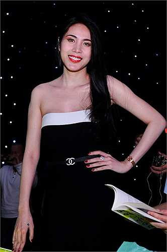 Đi chấm thi, Thủy Tiên rạng ngời với phụ kiện hàng hiệu và đeo nhẫn kim cương.