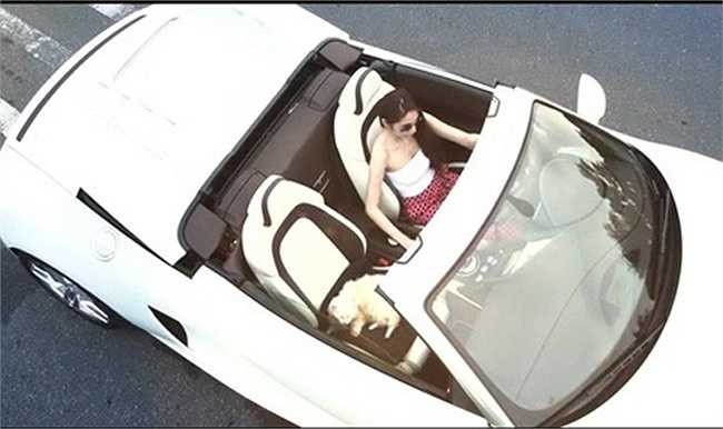 Khi quay MV Mãi thuộc về anh - một ca khúc do chính mình sáng tác, Thủy Tiên cầm lái chiếc xế hộp mui trần màu trắng trẻ trung, sang trọng.