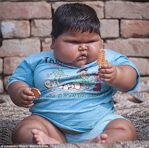 Aliya Saleem, sinh ra tại Jharkhand, Ấn Độ. Khi mới chào đời, bé chỉ nặng 4kg, nhưng đến tháng thứ 4 cô bé đột nhiên tăng cân nhanh chóng và đến bây giờ bé đã nặng ngang ngửa một bé gái 6 tuổi.