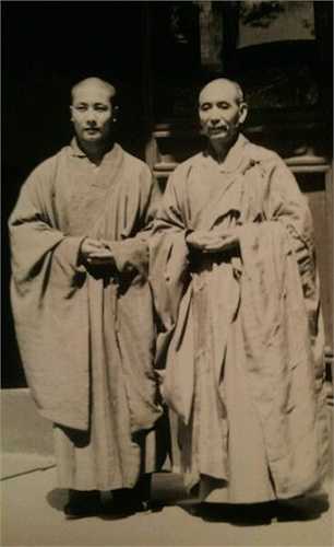 Uông Việt (sinh 1955) trong thời gian đầu đóng Tây du ký (1982), anh lên chùa xuống tóc nhờ các sư hướng dẫn vào vai Đường Tăng. 