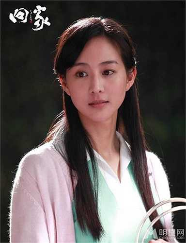 Dù tham gia nhiều phim nhưng nữ diễn viên vẫn theo đuổi con đường học vấn bởi cô luôn sợ mình sẽ chọn sai khi lấn sân điện ảnh. 