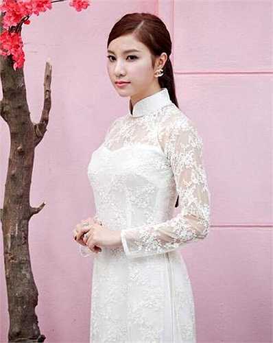 Ngoài ra, cô còn giành giải 'nữ diễn viên chính xuất sắc nhất' cho thể loại phim truyện nhựa Vũ điêu đam mê tại Bông sen vàng - Liên hoan phim lần thứ 17 năm 2011.