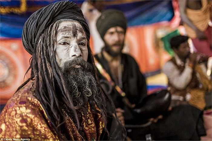 Các tu sĩ với khuôn mặt sơn bột, đeo những chuỗi hạt trên cổ, thường mặc rất ít hoặc không có quần áo thể hiện sự thoát khỏi trần gian ảo tưởng.