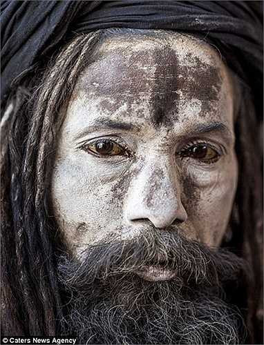 Niềm tin của bộ tộc thể hiện qua những người thường xuyên đi bộ xung quanh khi không mặc quần áo để biểu thị cơ thể con người ở dạng tinh khiết nhất của nó.