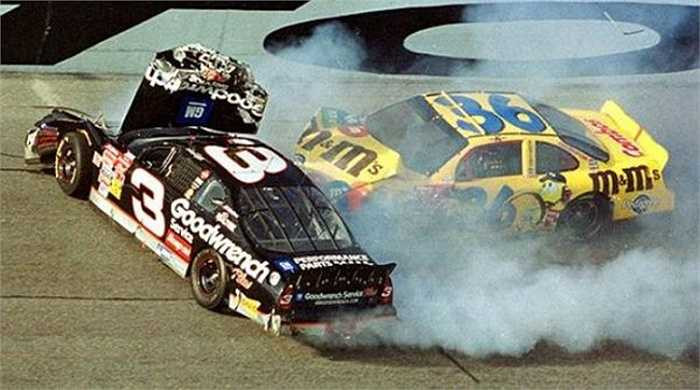 Sự kiện đau buồn nhất trong lịch sử của NASCAR là cái chết của tay đua Dale Earnhardt tại giải Daytona 500 năm 2000. Tai nạn xảy ra khi chiếc Chevrolet màu đen của anh chạy chệch sang bên phải và bị tay đua đằng sau va phải. Chiếc xe của Earnhardt mất lái rồi lao vào rào chắn ở vận tốc 257km/h khiến tay đua này thiệt mạng tại chỗ.