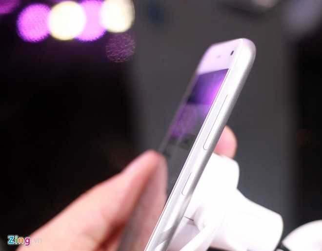 Cạnh phải là phím tăng giảm âm lượng và phím nguồn