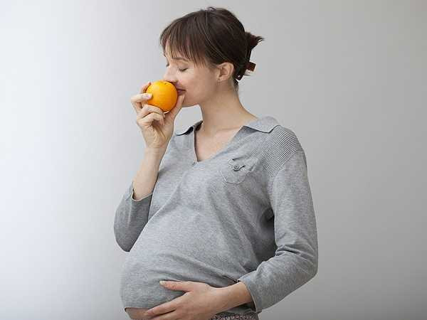 Trong thời gian mang thai, khứu giác của người phụ nữ thay đổi, có những hương vị rất bình thường nhưng họ lại thấy nó thơm hơn, hoặc có mùi khó chịu, và đó là hiện tượng của ốm nghén.