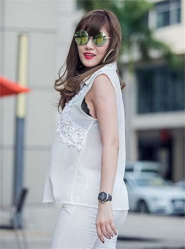 Trà My tốt nghiệp phổ thông tại Matxcơva (Nga), và tốt nghiệp Đại học RMIT. Vì vậy, cô bạn này có thể nói được 4 ngoại ngữ là tiếng Anh, Nga, Hàn và Tây Ban Nha