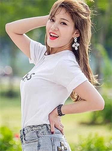 Milan Phạm yêu thích hết những sản phẩm của hãng thời trang nổi tiếng Chanel, 'bất kể thứ gì liên quan đến Chanel tôi đều yêu thích và phát cuồng, hot girl 9x chia sẻ. 