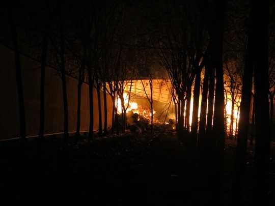 Kho chứa hàng trăm tấn bông vải cháy ngụt trời suốt đêm