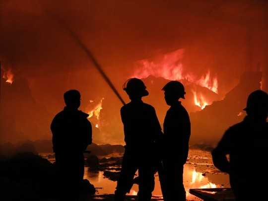 Kho chứa hàng trăm tấn bông vải cháy ngụt trời suốt đêm