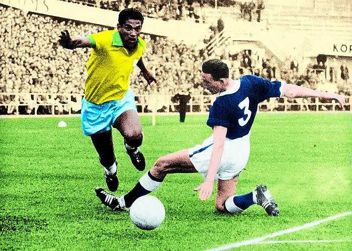 Garrincha bị phản đối dữ dội khi về nhà, bởi vợ anh lúc đó đang mang bầu đứa con thứ năm. 7 năm sau đó, ông bỏ luôn vợ và 8 đứa con thơ để chạy theo một vũ công samba.