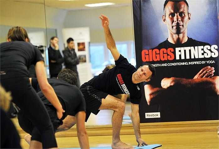 Trong nỗ lực cứu vãn cuộc hôn nhân, Ryan Giggs đã nói chuyện với người vợ Stacey và quyết tâm tìm đến trung tâm yoga để điều trị chứng nghiện sex của mình.